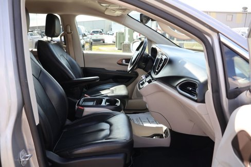Used 2019 Chrysler Pacifica Touring-L image 9