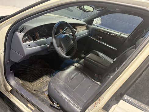 Used 1999 Lincoln Town Car Signature image 5