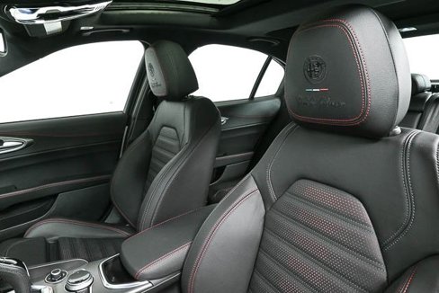 New 2025 Alfa Romeo Giulia w/ Driving Assist Package image 5