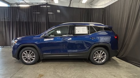 Used 2022 GMC Terrain SLT w/ Infotainment Package II image 2