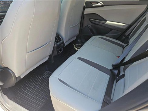 Used 2022 Volkswagen Taos SE w/ Panoramic Sunroof Package image 18