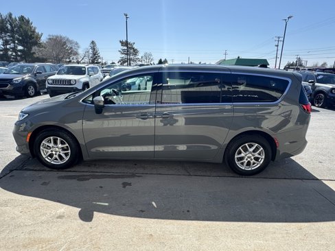 Used 2023 Chrysler Pacifica Touring-L image 6
