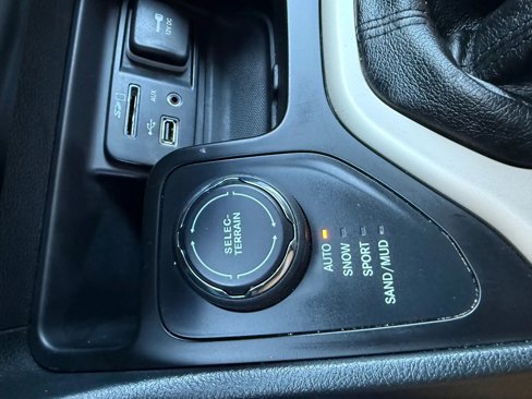 Used 2016 Jeep Cherokee 75th Anniversary image 15
