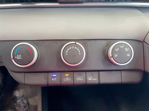 Used 2022 Hyundai Elantra SE image 14