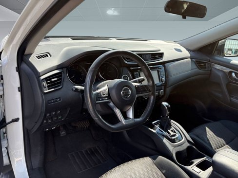 Used 2017 Nissan Rogue SV w/ SV Premium Package image 4