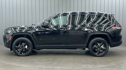Used 2023 Jeep Grand Cherokee Altitude image 2