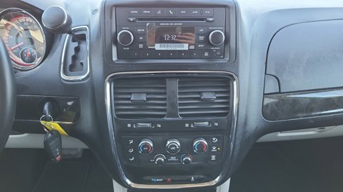 Used 2017 Dodge Grand Caravan SE w/ UConnect Hands-Free Group image 28
