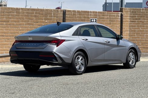 New 2025 Hyundai Elantra SE image 4