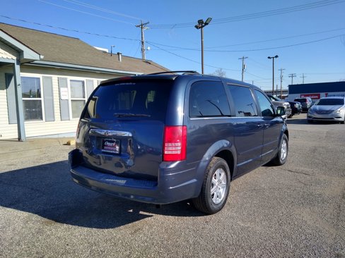 Used 2008 Chrysler Town & Country Touring image 7