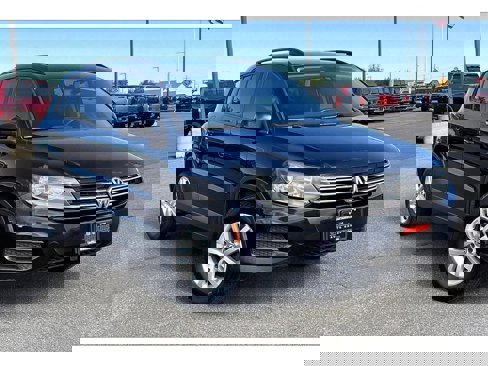 Used 2016 Volkswagen Tiguan S image 2