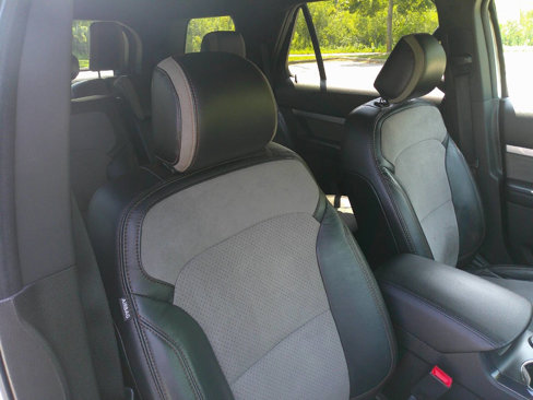 Used 2017 Ford Explorer XLT w/ XLT Appearance Package image 19