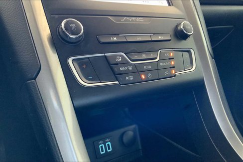 Used 2019 Ford Fusion SE image 32