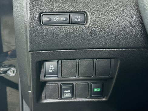 Used 2018 Nissan Rogue Sport SV image 16
