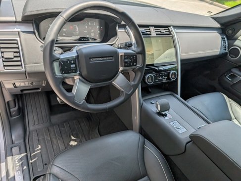 Certified 2024 Land Rover Discovery Dynamic SE image 4