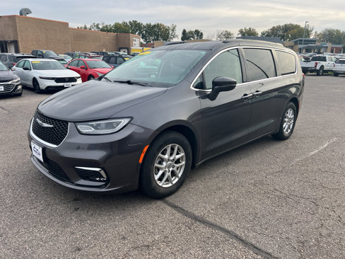 Used 2022 Chrysler Pacifica Touring-L image 2