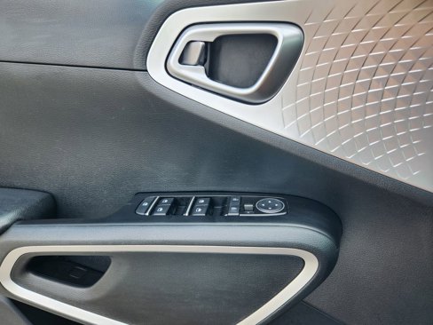 Used 2023 Kia Soul LX image 10