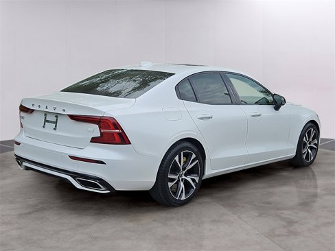 Used 2022 Volvo S60 T8 R-Design Expression image 4