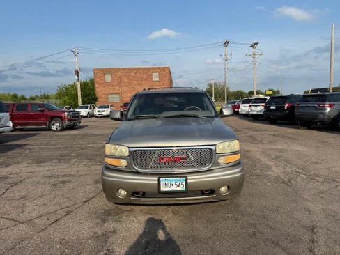 Used 2001 GMC Yukon XL Denali image 2