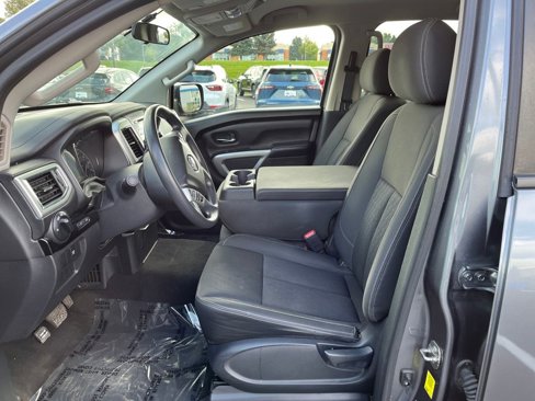 Used 2018 Nissan Titan S image 9