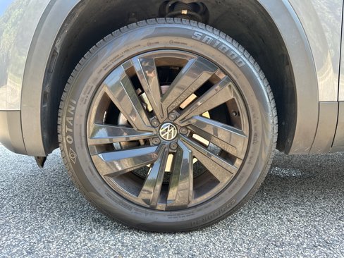 Used 2020 Volkswagen Atlas Cross Sport SE w/ Panoramic Sunroof Package image 11