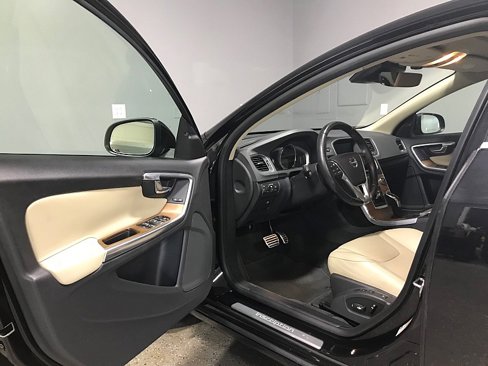 Used 2016 Volvo S60 T5 Inscription Platinum image 9