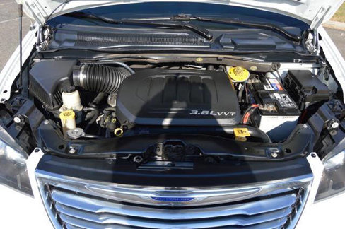 Used 2016 Chrysler Town & Country Touring-L image 34