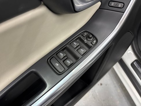 Used 2017 Volvo XC60 T6 Dynamic w/ Climate Package image 11