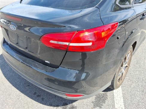 Used 2018 Ford Focus SE w/ SE Appearance Package image 14