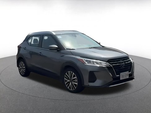 Used 2024 Nissan Kicks SV image 3