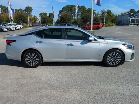 Used 2023 Nissan Altima 2.5 SV image 2