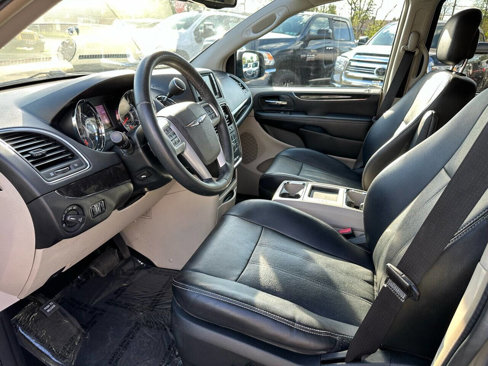 Used 2014 Chrysler Town & Country Touring-L w/ Driver Convenience Group image 9
