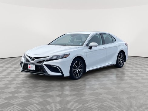 Used 2023 Toyota Camry SE image 3