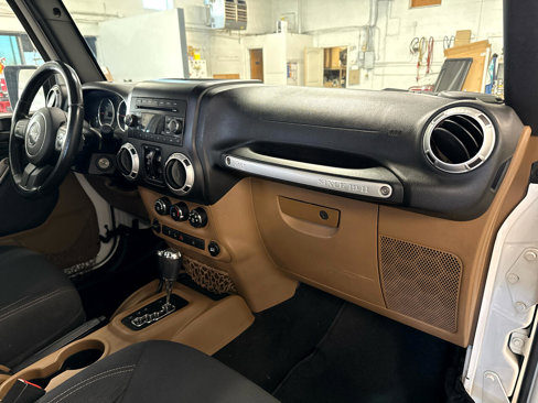 Used 2015 Jeep Wrangler Unlimited Rubicon w/ Max Tow Package image 55
