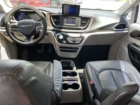 Used 2017 Chrysler Pacifica Touring image 11