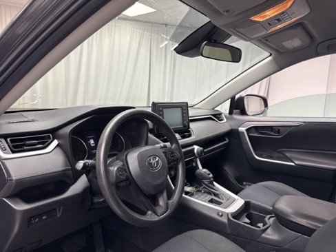 Used 2019 Toyota RAV4 LE image 9