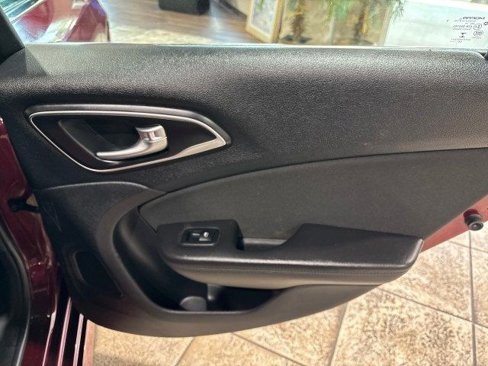 Used 2016 Chrysler 200 Limited image 18
