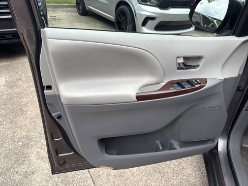 Used 2014 Toyota Sienna XLE image 10