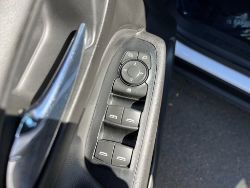 Used 2018 Chevrolet Equinox LT image 11