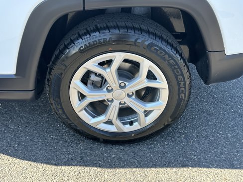 Used 2024 Jeep Compass Latitude image 25