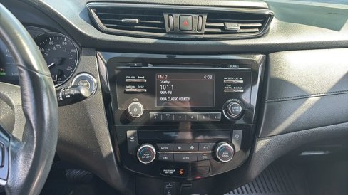 Used 2017 Nissan Rogue SV w/ SV Family Package image 38