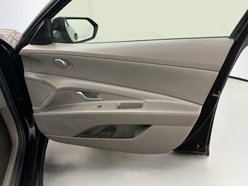 Used 2021 Hyundai Elantra SE image 32