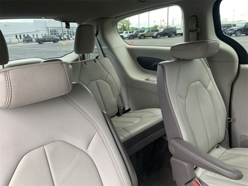 Used 2017 Chrysler Pacifica Touring-L image 13