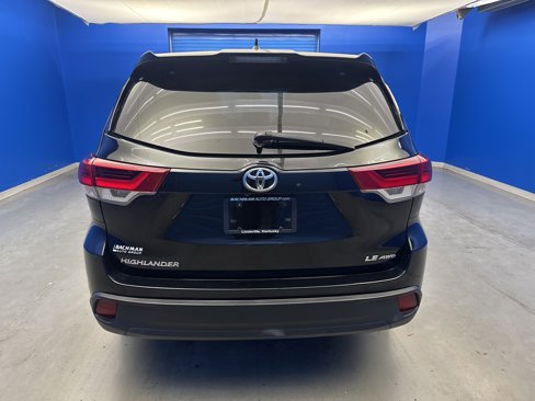 Used 2017 Toyota Highlander LE image 6