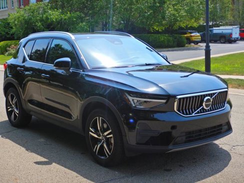 Used 2025 Volvo XC40 B5 Core image 3