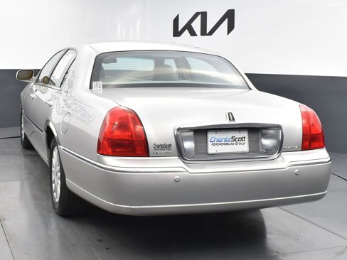 Used 2005 Lincoln Town Car Signature image 4