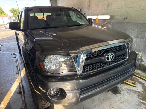 Used 2011 Toyota Tacoma PreRunner image 2