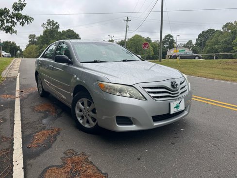 Used 2010 Toyota Camry LE image 1