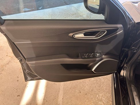 Used 2018 Alfa Romeo Giulia image 24