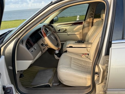 Used 2005 Lincoln Town Car Signature image 8