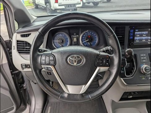 Used 2016 Toyota Sienna XLE image 21